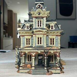 Retired 1999! VINTAGE Grimsley Manor, Collectible Halloween decor department 56!